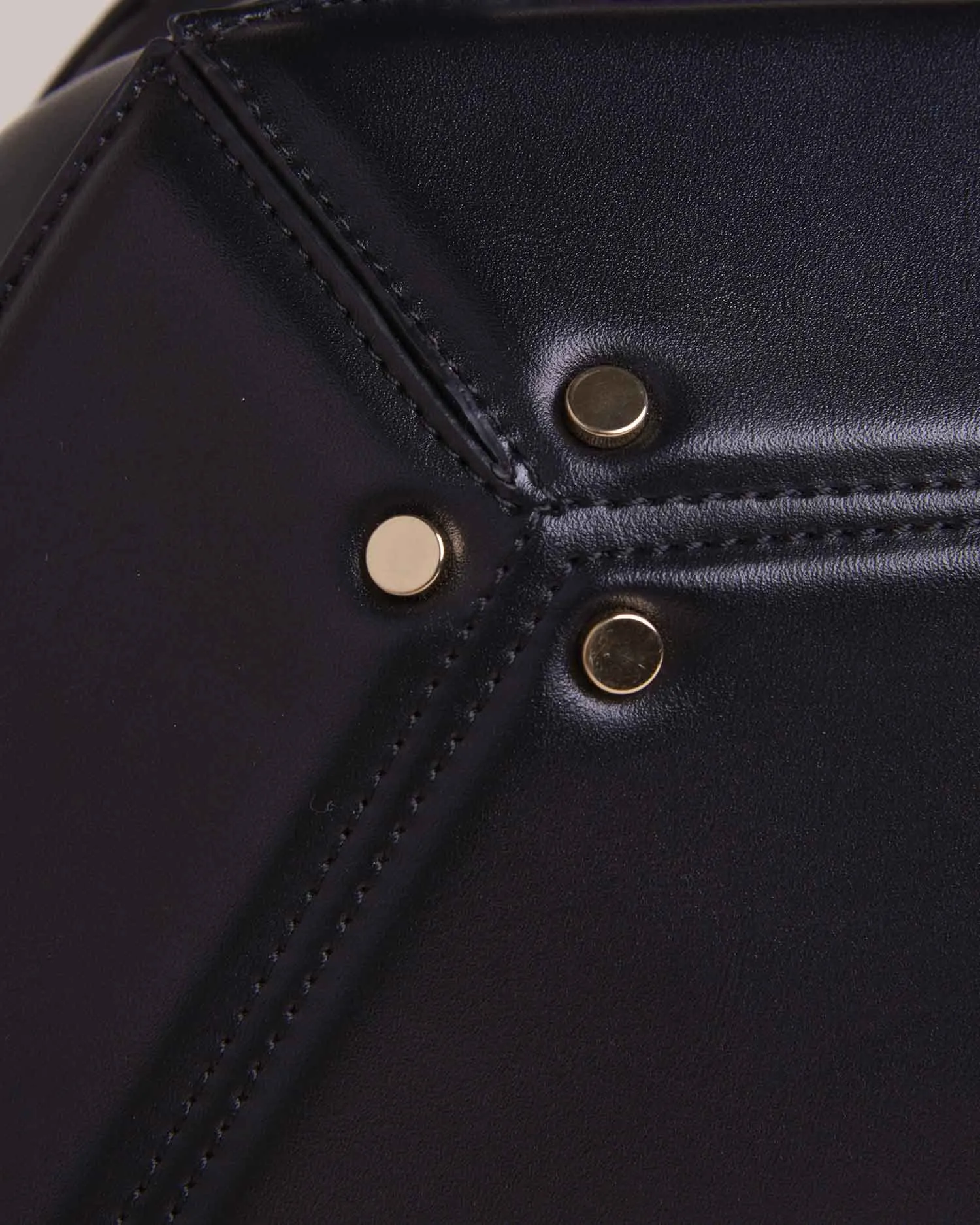 Hexagonal rigid handbag